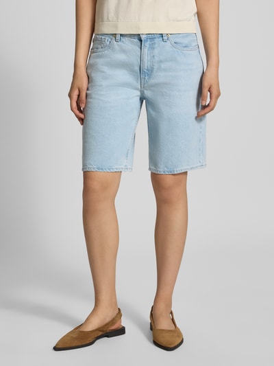 Vrouwenmodel draagt Regular fit korte jeans van katoen model 'THALINAA' van Armedangels, lichtblauw, frontale totaalopname, Dames Jeansshorts