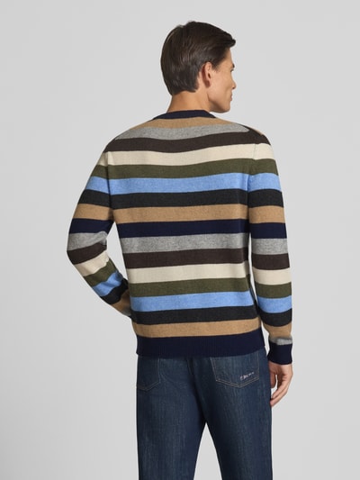 Männermodel trägt Regular Fit Pullover aus reinem Kaschmir von Christian Berg Men in Streifen-Optik, Naturfarben, Jeans, Ganzkörperansicht Rückansicht.