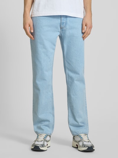 Männermodel trägt Straight Fit Jeans aus reiner Baumwolle Modell 'JONAH' von Hugo Blue, denimoptik, 5-kieszonkowy, Ganzkörperansicht von vorne