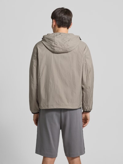 Männermodel trägt Jacke mit Zweiwege-Reißverschluss von Emporio Armani, Regular-Fit, Kapuze, Reißverschlusstaschen, Rückansicht.