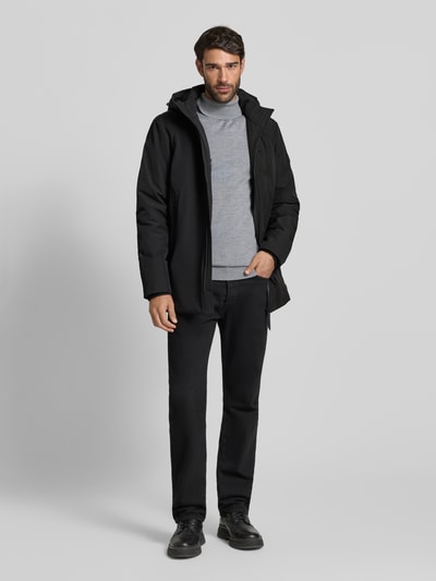 Männermodel trägt Regular Fit Parka mit Kapuze Modell 'HARWICK' von CARS JEANS in Schwarz, Material-Mix mit Stretch, Ganzkörperansicht von vorne