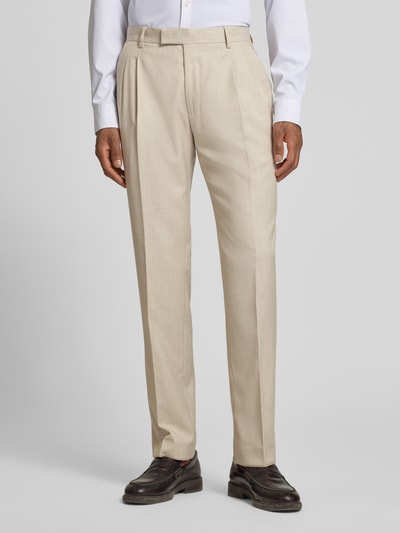 Männermodel trägt Hose mit Bügelfalten und Gesäßtaschen von MCNEAL in Beige, Regular Fit, Material-Mix, Ganzkörperansicht von vorne.
