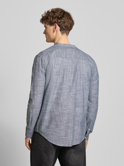 Męski model nosi Koszulę casualową Regular Fit Freizeithemd aus reiner Baumwolle Modell 'DARIS' von Blend, szary melanż, krój regular fit, stójka, listwa guzikowa, widoczna faktura bawełny, widoczne detale rozmiaru M: długość tyłu 76 cm, szerokość ramion 46 cm, długość rękawów 66 cm, widok całej sylwetki z tyłu.