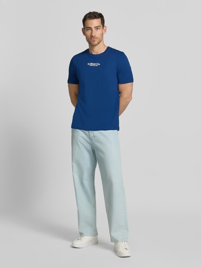 Mannmodel draagt Regular Fit T-shirt uit pure katoen van s.Oliver RED LABEL, look: effen, labelprint, ronde hals, korte mouw, ganzekörpervooraanzicht