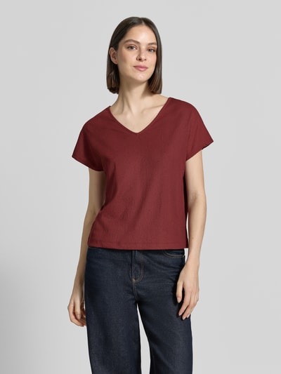 Frauenmodel trägt Relaxed Fit T-Shirt mit Allover-Muster von s.Oliver RED LABEL in Burgunderrot, Jersey, V-Ausschnitt, Kurzarm, Ganzkörperansicht von vorne.