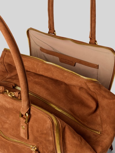 Produktfoto, Satchel Bag mit Label-Prägung Modell 'KAYLA' von LIEBESKIND BERLIN aus braunem Wildleder, goldfarbener Reißverschluss, Struktur-Detail