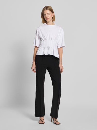 Vrouwenmodel draagt zwarte regular fit broek met elastische band model 'FRANCOISE' van CAMBIO, dames wijdte broek, frontaal volledige lichaamsweergave.
