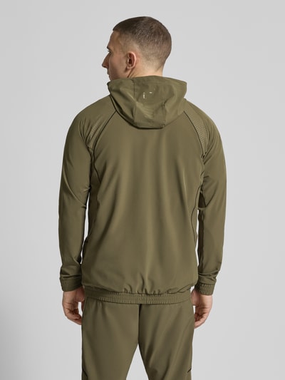 Männermodel trägt Regular Fit Trainingsjacke mit Kapuze von adidas Training in Unifarben, elastischer Rumpfabschluss, Ganzkörperansicht Rückansicht.