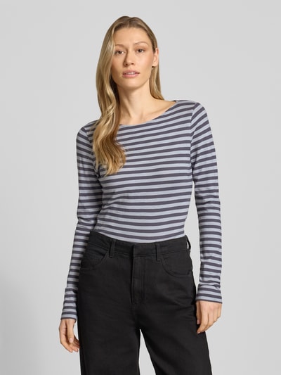Kobiece modelka nosi Regular Fit Langarmshirt aus reiner Baumwolle von Marc O'Polo, efekt: wzór na całej powierzchni, krój regular fit, wzór w paski, dekolt w łódkę, długi rękaw, bawełna, odcienie szarości, gładka tekstura, widok z przodu całej sylwetki