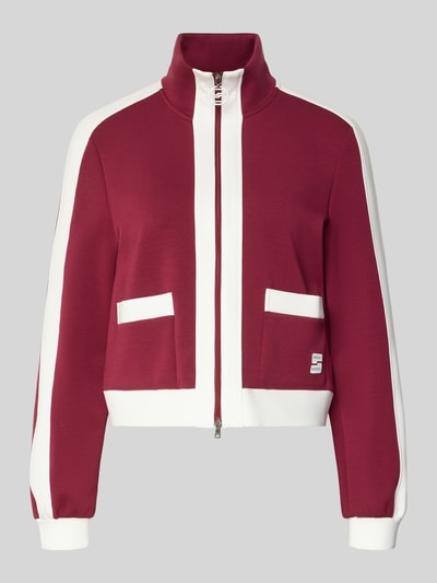 Produktfoto, Regular Fit Sweatjacke mit Stehkragen von Marc Cain in Rot-Weiß, elastischer Material-Mix, aufgesetzte Taschen, Logo-Print
