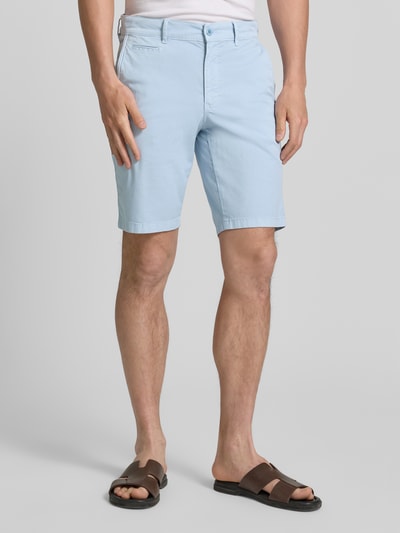Männermodel trägt hellblaue Regular Fit Bermuda aus Baumwoll-Mix von Brax, sanfte Oberfläche, Herren Bermuda, Ganzkörperansicht von vorne.