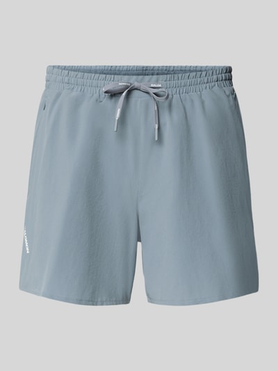 Produktfoto, Shorts mit elastischem Bund und Logo von Salomon in Grau, Regular Fit, Tunnelzug, sichtbares Logo, strukturierte Oberfläche.