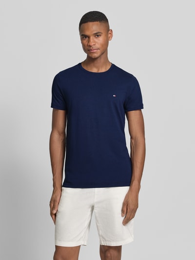 Männermodel trägt Slim Fit T-Shirt aus Baumwoll-Mix von Tommy Hilfiger, Optik: Unifarben, Logo-Detail, Rundhals, Kurzarm, Stretch, Ganzkörperansicht von vorne