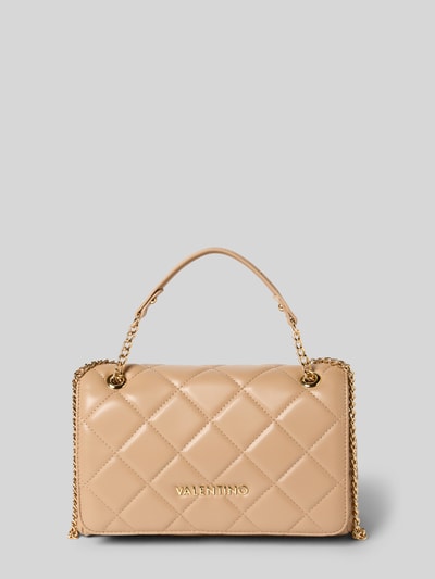 Produktfoto, beige Handtasche mit Label-Detail Modell 'OCARINA' von VALENTINO BAGS, gesteppte Struktur, goldfarbener Tragehenkel, Vorderansicht.