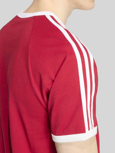 adidas Originals T-shirt o kroju regular fit z czystej bawełny z wyhaftowanym logo Bordowy 5