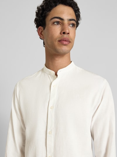 Männermodel trägt Freizeithemd mit Leinen-Anteil Modell 'BREEZE' von Jack & Jones, Baumwoll-Leinen-Mix, Regular-Fit, Stehkragen, Knopfleiste, Nahaufnahme Oberkörper.