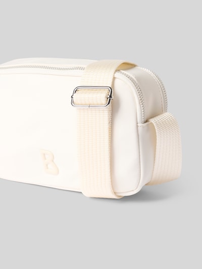 Produktfoto, cremefarbene Handtasche mit Label-Detail, Modell 'verbier play 1.0 avy' von BOGNER, Hauptfach mit Reißverschluss, verstellbarer Schulterriemen, Maße 22 cm Breite, 15 cm Länge, 7 cm Tiefe, Schulterriemen 116 cm.