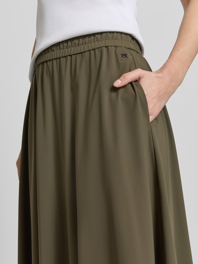 Frauenmodel trägt olivgrünen Midirock mit elastischem Bund Modell 'SMEA' von Raffaello Rossi, Material-Mix, Nahaufnahme Oberkörper.