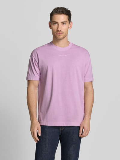 Männermodel trägt Relaxed Fit T-Shirt aus reiner Baumwolle von Marc O'Polo in Optik: Unifarben, Label-Stitching-Applikation, Rundhals, Jersey, Ganzkörperansicht von vorne.