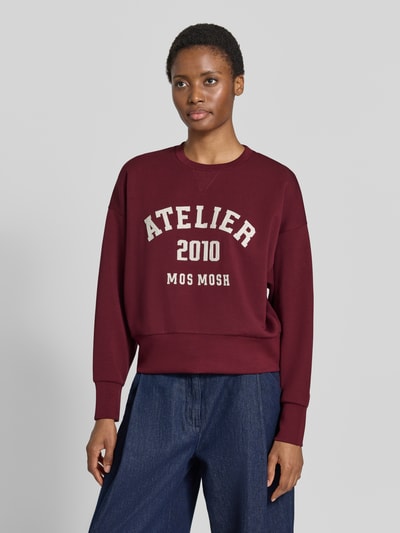 Vrouwenmodel draagt Oversized sweatshirt uit viscosemix Model 'Nima' van MOS MOSH, met stretch, oversized look, elastische boordjes, patch met opschrift, voorkant bovenlichaam close-up.