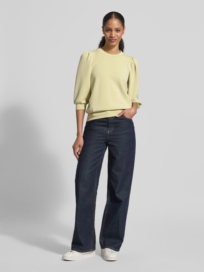 Modelka nosi Regular Fit Sweatshirt aus Modal-Mix Modell 'TENNY' von Selected Femme, kolor jednolity, 3/4 balonowe rękawy, scuba, przód w całości.