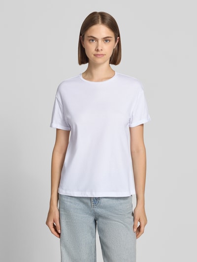 Frauenmodel trägt weißes T-Shirt mit fixiertem Ärmelaufschlag Modell 'BRANDY' von NOISY MAY®, Straight Fit, Ganzkörperansicht von vorne.