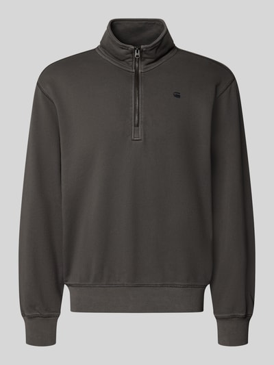 Produktfoto, dunkelgraues Regular Fit Sweatshirt aus reiner Baumwolle von G-Star RAW vor neutralgrauem Hintergrund, glatte Struktur
