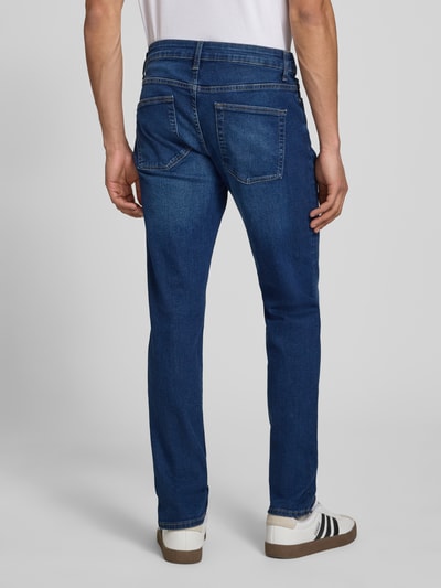 Männermodel trägt Slim Fit Jeans aus Baumwoll-Mix mit Viskose-Anteil Modell 'LOOM' von Only & Sons, Denim-Optik, Ganzkörperansicht Rückansicht.
