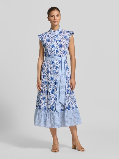 Frauenmodel trägt Midikleid im Allover-Look mit Bindegürtel von Christian Berg Woman aus Reine Baumwolle, A-Linie, Stehkragen, weiß-blau gemustert, Struktur durch verschiedene Musterbereiche, Rückenlänge bei Größe 36: 123 cm, Brustweite 48 cm, Ganzkörperansicht von vorne.