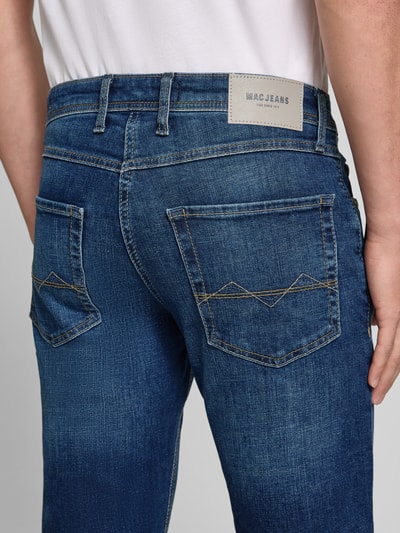 Männermodel trägt Straight Fit Jeans aus Baumwoll-Mix Modell 'ARNE' von MAC Herren Straight Fit Jeans, blauwe denim, achteraanzicht, detailopname