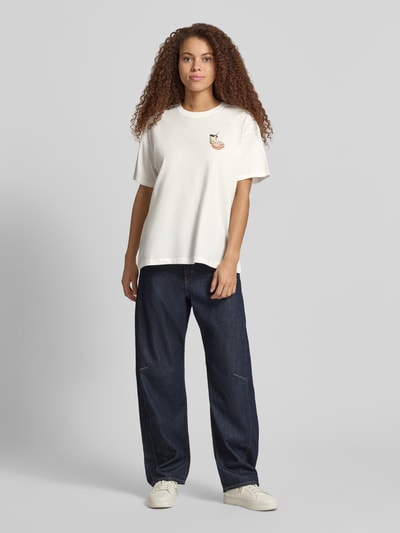 Frauenmodel trägt Regular Fit T-Shirt aus reiner Baumwolle Modell 'VIVVI' von Only, Optik: Unifarben, Motiv-Print, Rundhals, Kurzarm, Materialverarbeitung: Jersey, Baumwolle-Mix, Ganzkörperansicht von vorne.