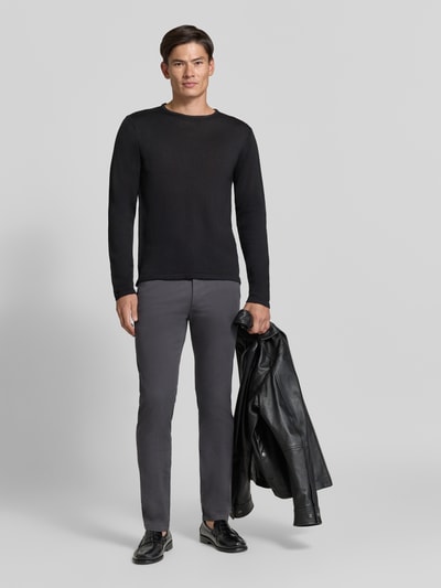 Mężczyzna nosi szare chinosy Slim Fit Chino aus Baumwoll-Mix Modell 'Chino Slim 2' von BOSS Orange, prosta sylwetka, pełny widok z przodu