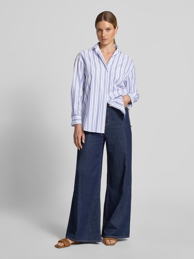 Frauenmodel trägt Loose Fit Hemdbluse aus reiner Baumwolle von Weekend Max Mara, unifarben, Allover-Muster, Hemdkragen, lange Ärmel, Knopfleiste, Baumwollstoff, Ganzkörperansicht von vorne.