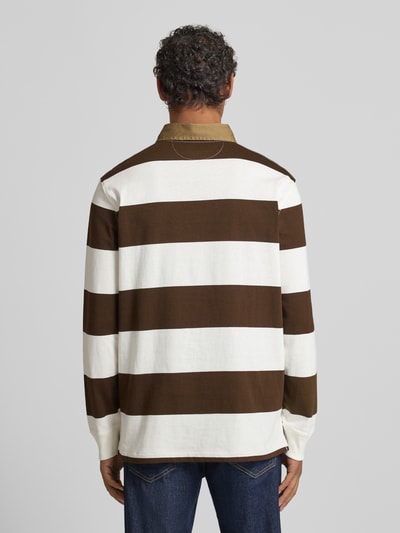 Männermodel draagt Sweatshirt met Labelstitching van Polo Ralph Lauren, puur katoen, regular fit, polokraag, ruglengte maat M 66 cm, mouwlengte 20 cm, grote bruine en witte strepen, ribboorden, knoopsluiting, Ganzkörperansicht Rückansicht.