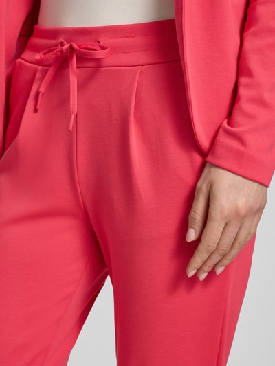 Frauenmodel trägt Sweatpants mit Tunnelzug Modell 'KATE' von ICHI in Pink, Material-Mix mit Viskose-Anteil, Nahaufnahme Oberkörper.