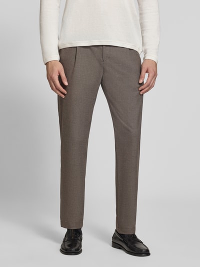 Männermodel trägt Straight Fit Hose mit Baumwoll-Anteil von ROY ROBSON, Material-Mix, Bundfalten, braun, Ganzkörperansicht von vorne.