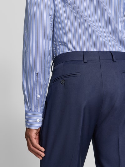 Männermodel trägt Slim Fit Businesshemd aus reiner Baumwolle Modell 'New Kent' von Seidensticker, blau mit weißen Streifen, Detailaufnahme Rückansicht, Herren Businesshemd von Seidensticker.