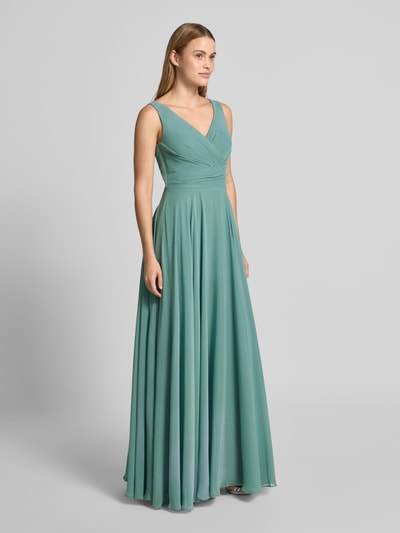 Modelka prezentuje Maxikleid aus Chiffon in Wickel-Optik od TROYDEN COLLECTION, kolor morski, fason A-linia, dekolt V, Szerokość w rozmiarze 36: 35 cm, długość tyłu: 132 cm, zdjęcie całej sylwetki z przodu.