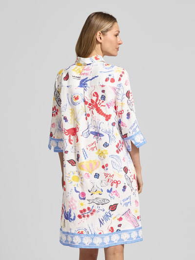 Vrouwenmodel draagt Knielanges Hemdkleid aus Leinen met overhemdkraag van Christian Berg Woman, recht model, knielengte, 3/4-mouw, ruglengte maat 36: 97 cm, borstwijdte maat 36: 44 cm, mouwlengte maat 36: 41 cm, kleurrijke prints, recht model, detailrijke structuur. Ganzkörperansicht Rückansicht.