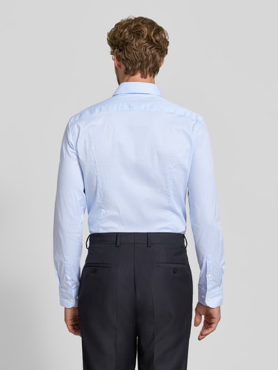 Männermodel trägt Slim Fit Businesshemd aus Baumwoll-Mix Modell 'HANK' von BOSS in Hellblau vor grauem Hintergrund, Ganzkörperansicht Rückansicht. Herren Businesshemd von BOSS.