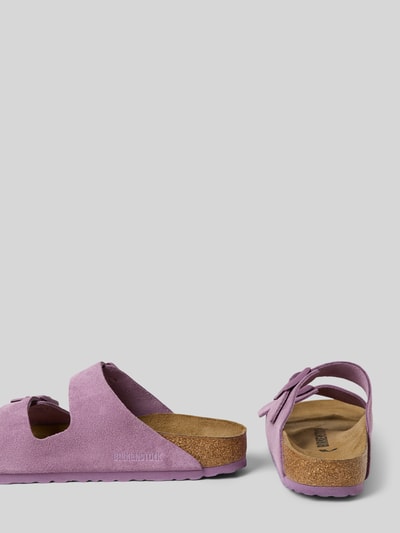 Produktfoto, Sandały z naturalnej skóry z zaokrąglonym czubkiem, model 'Arizona' od Birkenstock, sprzączki, fakturowana podeszwa, detal z logo, wysokość obcasa 3 cm, kolor liliowy.