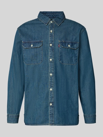 Produktfoto, Regular Fit Jeanshemd mit Brusttaschen Modell 'JACKSON WORKER' von Levi's®, mittleres Blau, reine Baumwolle, strukturierte Denimoptik, Knopfleiste und Kentkragen, sichtbare Label-Details, sportliche Manschetten, neutrale Präsentation vor grauem Hintergrund