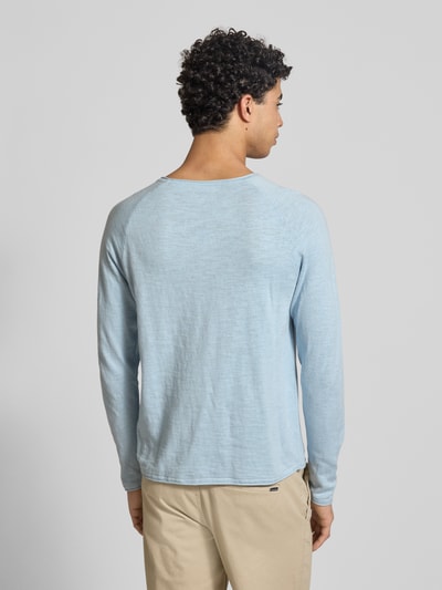 Männermodel trägt Regular Fit Longsleeve mit Logo-Patch Modell 'Breeze' von JACK & JONES in Strick-Optik aus reiner Baumwolle, Rundhalsausschnitt, Rückenlänge 65 cm, Ärmellänge 69 cm, hellblaue Farbe, glatte Struktur, Ganzkörperansicht Rückansicht.