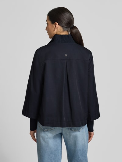 Frauenmodel trägt Regular Fit Jacke aus Baumwoll-Mix von s.Oliver BLACK LABEL in Dunkelblau, Optik: Unifarben, Rückenpasse mit Kellerfalte, Langarm, Ärmelabschluss gerippt, Pattentaschen, Logo-Applikation aus Metall, Ganzkörperansicht Rückansicht.