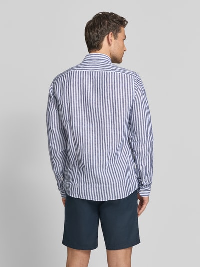 Männermodel trägt Regular Fit Leinenhemd mit Button-Down-Kragen Modell 'H-LIAM-BD' von BOSS, Two Tone Optik, Rückansicht, Ganzkörperansicht.