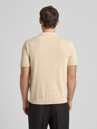 Männermodel trägt Regular Fit Poloshirt aus Baumwoll-Leinen-Mix Modell 'MATTIS' von SELECTED HOMME in Beige, kurzarm, Ganzkörperansicht Rückansicht.