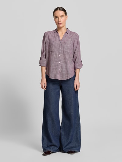 Frauenmodel trägt Regular Fit Hemdbluse aus reiner Baumwolle von Tom Tailor, Optik:Allover-Muster, Hahnentritt, Langarm, V-Ausschnitt, Hemdblusenkragen, Brusttasche, Material: Reine Baumwolle, Ganzkörperansicht von vorne.
