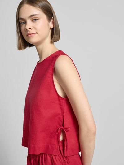 Frauenmodel trägt Regular Fit Top aus Leinen-Baumwolle-Mix von Marc O'Polo Denim, Optik: Unifarben, Binde-Details, Rundhals, Ärmelform: Ohne, Ganzkörperansicht von vorne.