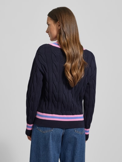 Vrouwenmodel draagt Gebreide pullover met V-hals van Christian Berg Woman, puur katoen, regular fit, ribboorden, ruglengte 56 cm, mouwlengte 56 cm, donkerblauw met roze accenten, grof gebreide textuur, Ganzkörperansicht Rückansicht.
