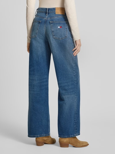 Vrouwenmodel draagt Wide Leg Jeans aus Baumwoll-Mix van Tommy Jeans, blauw denim, high waist, 5-pocket, label patch, logo-details, geheel lichaamsaanzicht achterkant.